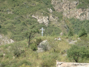 крест поставлен в память о погибших 7 июля 1963 года, когда  селевой поток из верховьев реки Иссык (гора Жарсай) разрушил естественную плотину в западной части, опустошив водоём