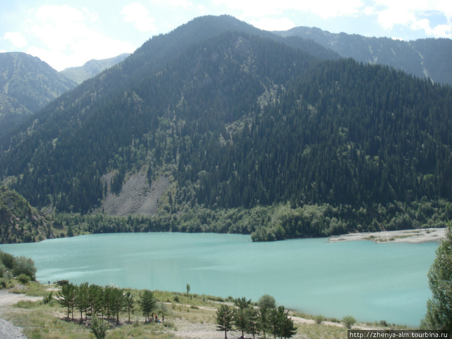 вид на озеро со смотровой площадки Иссык озеро, Казахстан