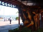 Вот такая скульптура из тикового дерева украшает вход в нее. Тиковое дерево в Найсне вообще очень популярно — насколько я поняла, в окрестных горах его много