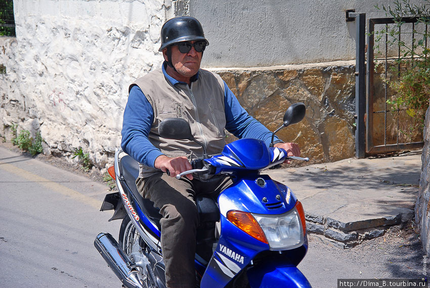 Шлемы у мотоциклистов похожи на немецкие каски. Бодрум, Турция
