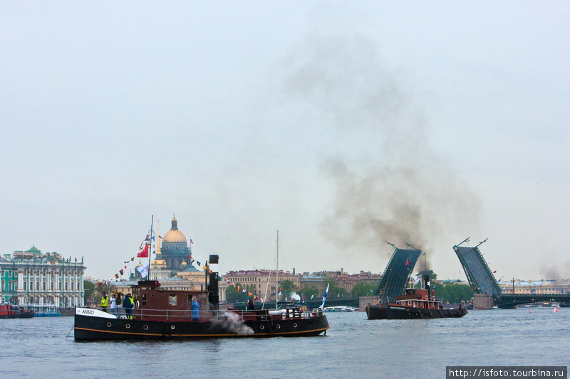 Виват, Санкт-Петербург! Прощальный парад ретро-пароходов. Санкт-Петербург, Россия