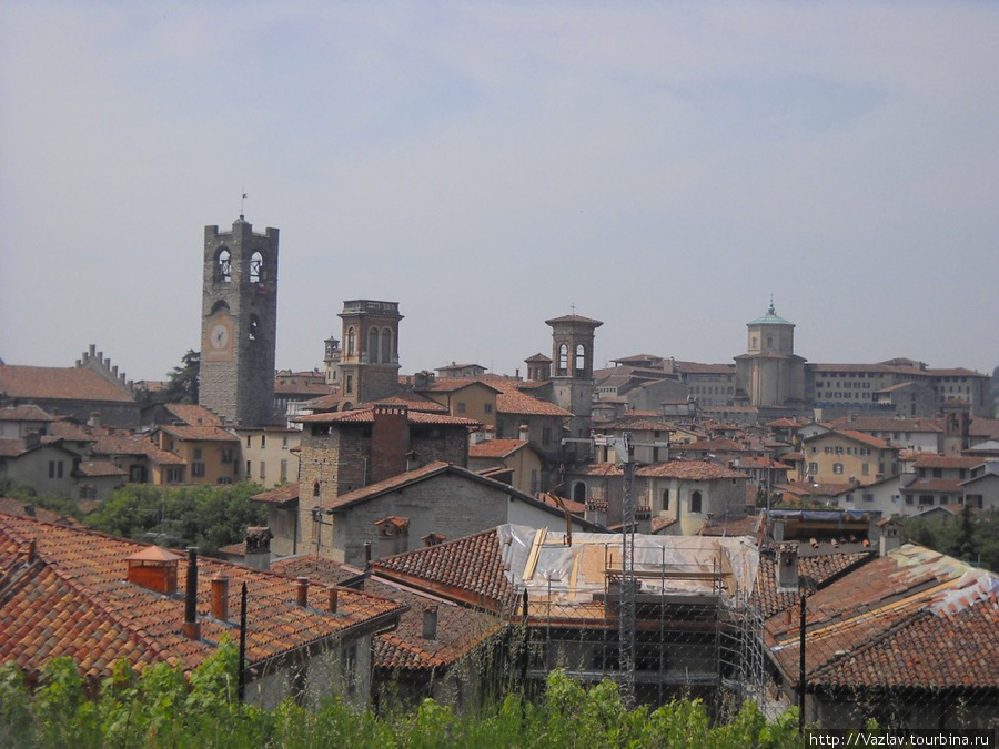 Крыши и шпили старого города Бергамо, Италия