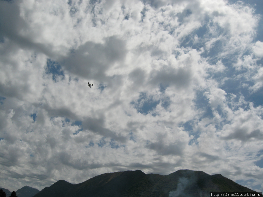 В августе 2008г. стояла невероятная жара. Горели шикарные леса Черногории. На фото — самолётик, сбрасывающий воду на пожары. Пераст, Черногория