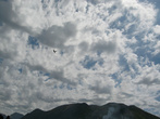 В августе 2008г. стояла невероятная жара. Горели шикарные леса Черногории. На фото — самолётик, сбрасывающий воду на пожары.
