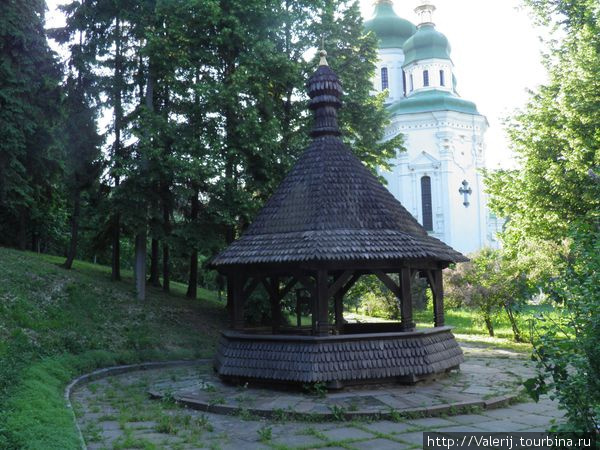 Старый источник воды на территории монастыря Киев, Украина