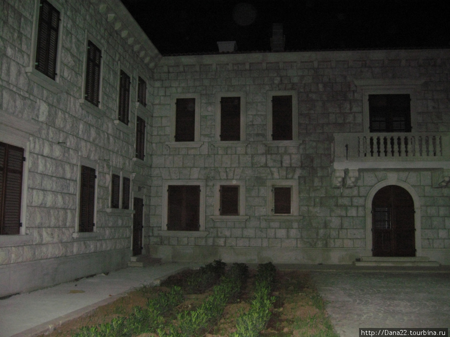 Собственно, тот самый дворец. :) Будва, Черногория