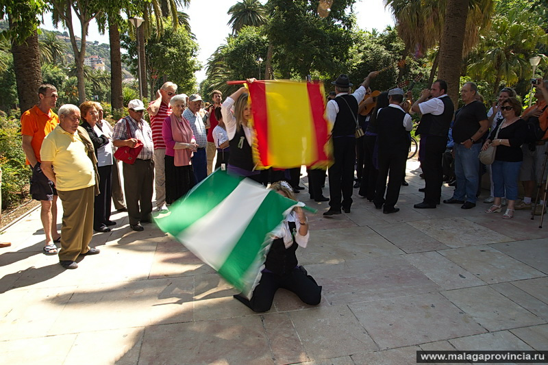 флаги: желто-красный — государственный, испанский, бело-зеленый — Андалусии Малага, Испания