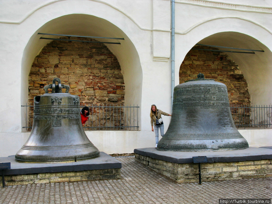 справа колокол весом 1614 пудов (отлит в 1659 году), слева 590 пудовый колокол (1839 года) Великий Новгород, Россия