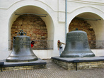 справа колокол весом 1614 пудов (отлит в 1659 году), слева 590 пудовый колокол (1839 года)