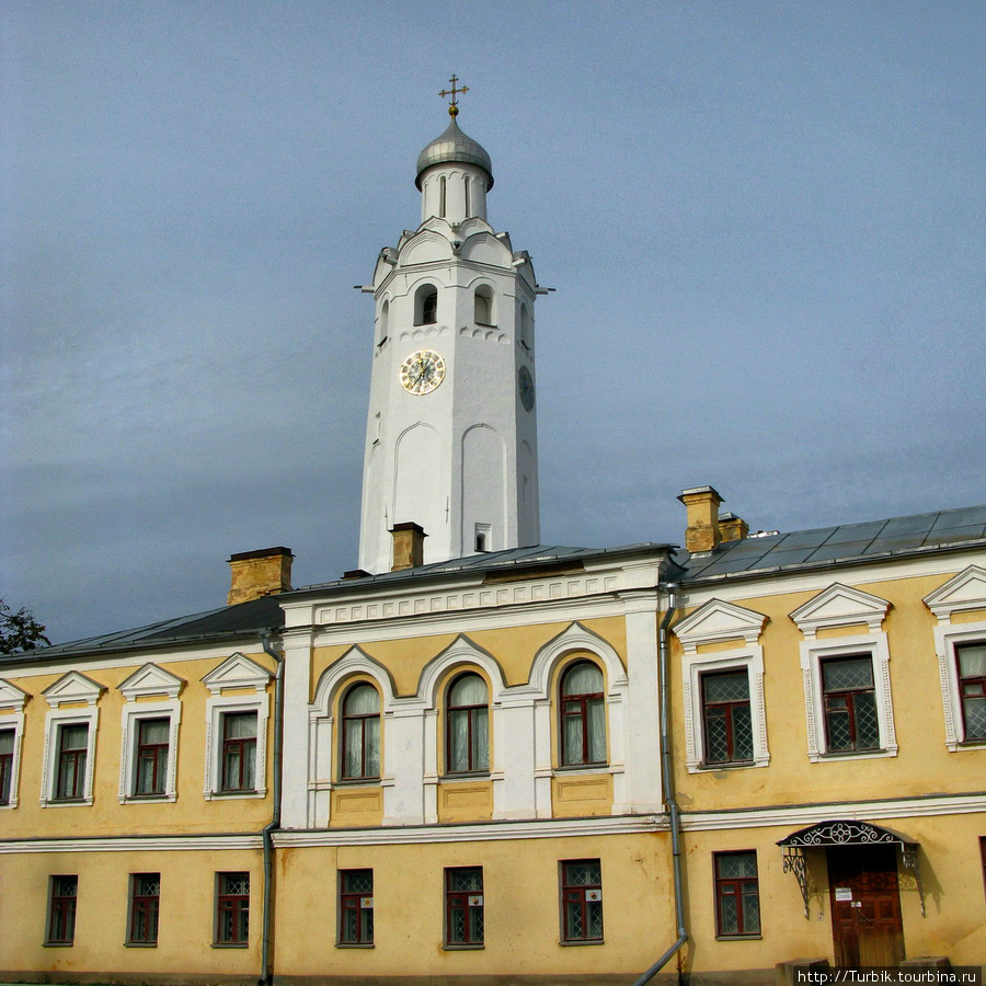 Евфимиевская Часозвоня (1673 г.) — самое высокое сооружение Кремля. Звонящие часы одни из самых древних в России Великий Новгород, Россия