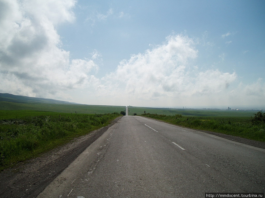 Дорога вдоль Сунженского хребта Ингушетия, Россия