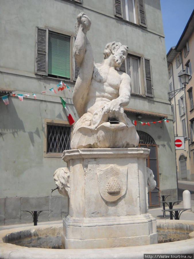 Экспрессивный памятник Бергамо, Италия