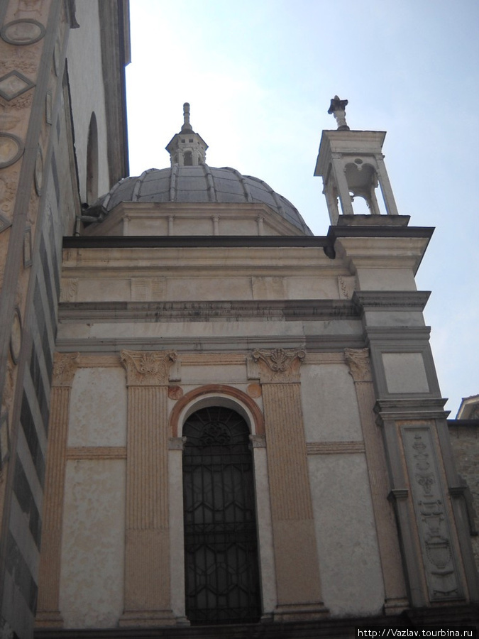 Башня круглая и башенка квадратная Бергамо, Италия