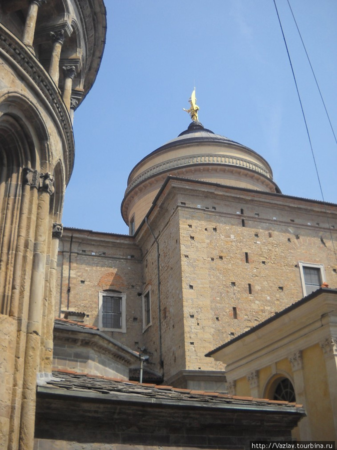 Боковой вид на церковь Бергамо, Италия