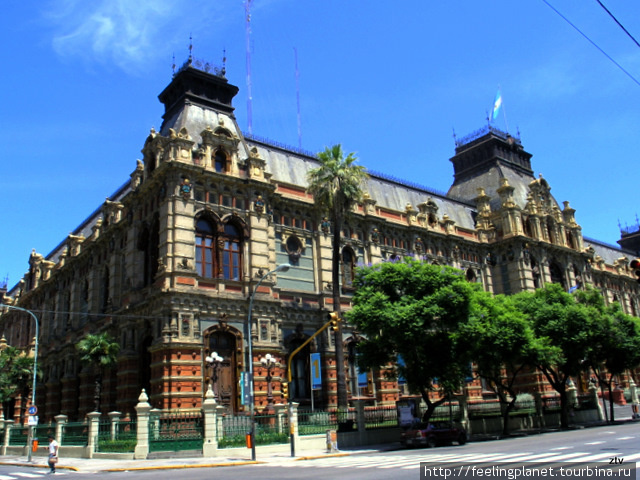 Удивительное здание на углу Riobamba и Viamonte — Palacio de las Aguas Corrientes Буэнос-Айрес, Аргентина