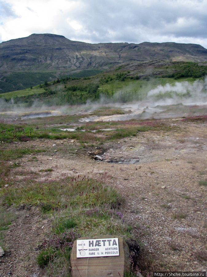 Долина встречает горячими реками и маленькими гейзерами-яйцеварками, не смотря на размер которых, каждый из них имеет собственное имя. Южная Исландия, Исландия