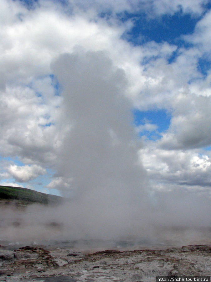 На Strokkur нужно сделать 3 вещи — сфотографировать извержение в динамике. Осталось лишь облако пара. Южная Исландия, Исландия