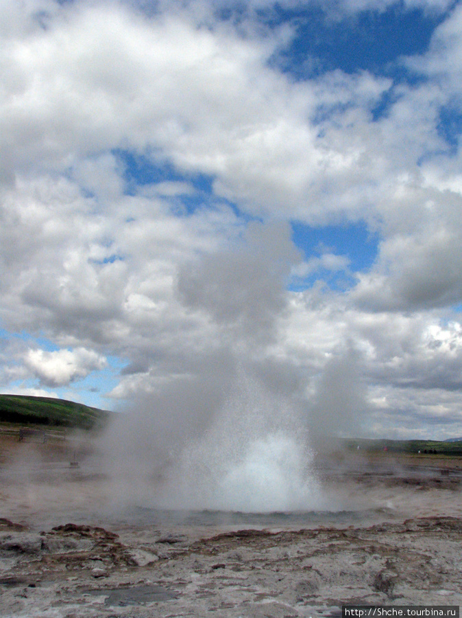 На Strokkur нужно сделать 3 вещи — сфотографировать извержение в динамике. Иногда в конце еще маленький выброс. Южная Исландия, Исландия