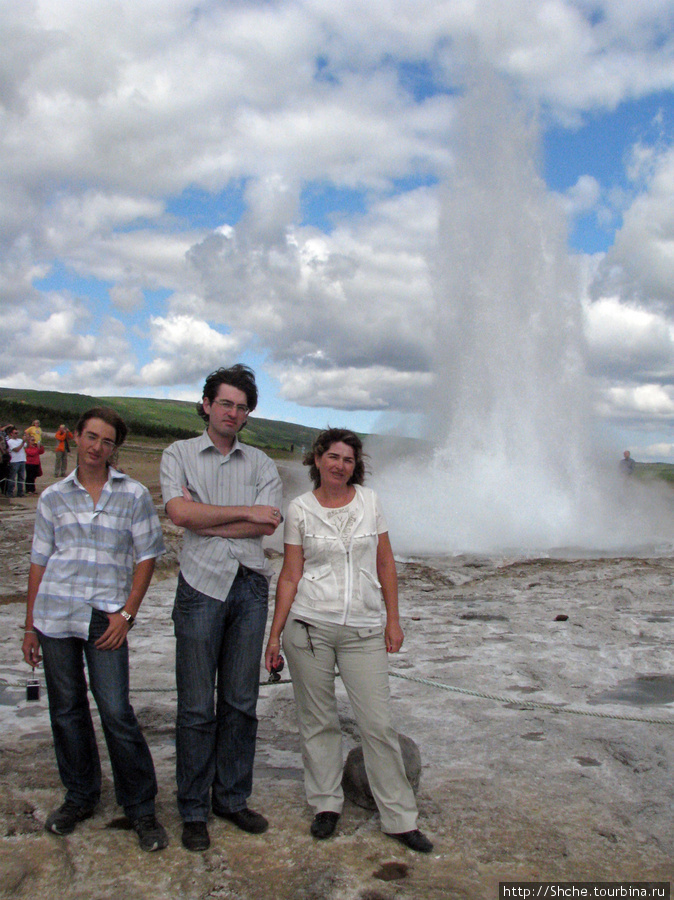 На Strokkur нужно сделать 3 вещи — сфотографировать извержение в динамике, потом сделать тоже, но на фоне семьи Южная Исландия, Исландия