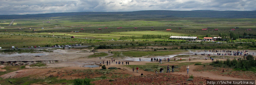 С полгоры открывается панорамный вид на долину. Слева GEYSIR, посередине голубые лужи, справа Strokkur Южная Исландия, Исландия