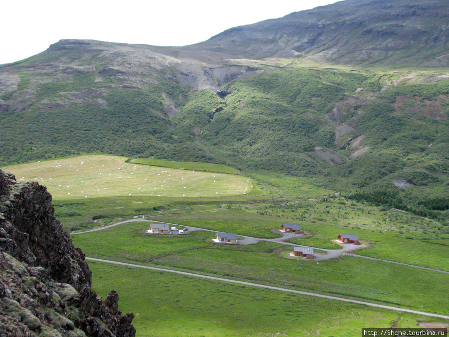 А глянув на другую сторону горы можно увидеть поселение из 5 домов, которым, похоже плевать, что рядом такая красота — природное чудо света. Южная Исландия, Исландия