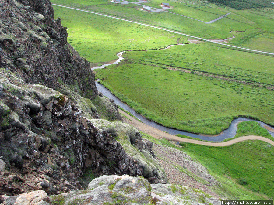 С этой стороны скала весьма отвесна, а река внизу — холодна Южная Исландия, Исландия