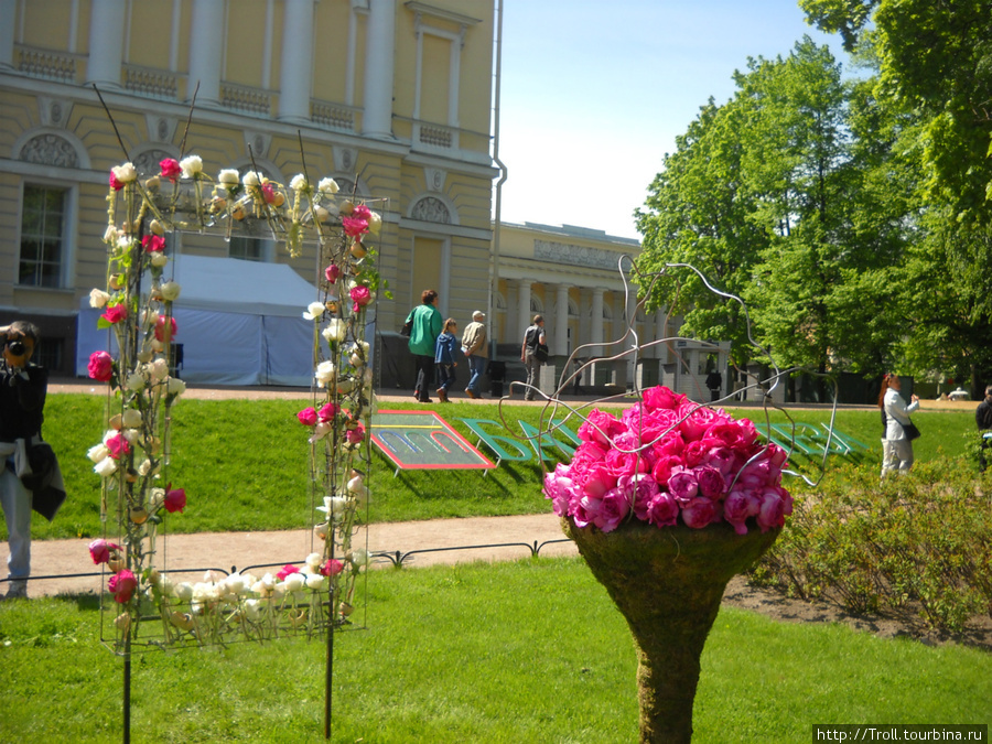 Зеркало в цветах, и сами цветы Санкт-Петербург, Россия