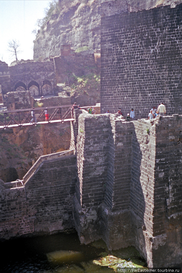 Стены крепости почти вертикальные Аурангабад, Индия