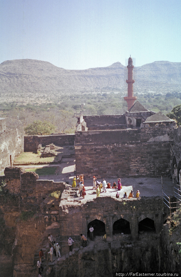 Вид на Даулатабад и Чанд Минар с крепости Аурангабад, Индия