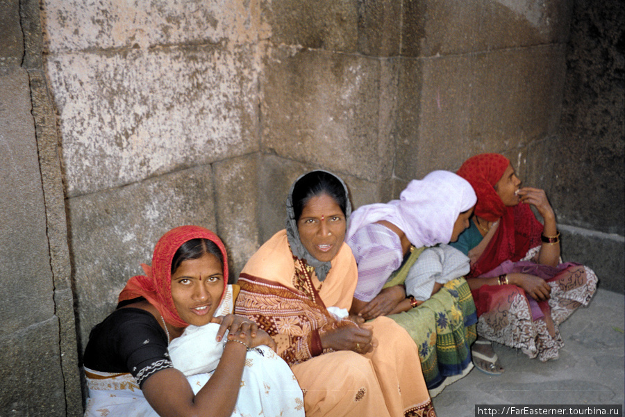 Женщины в храме Бхарат Мата Аурангабад, Индия