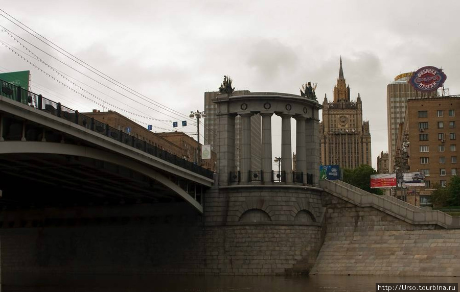 Бородинский мост. На заднем плане — здание МИДа Москва, Россия