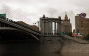 Бородинский мост. На заднем плане — здание МИДа