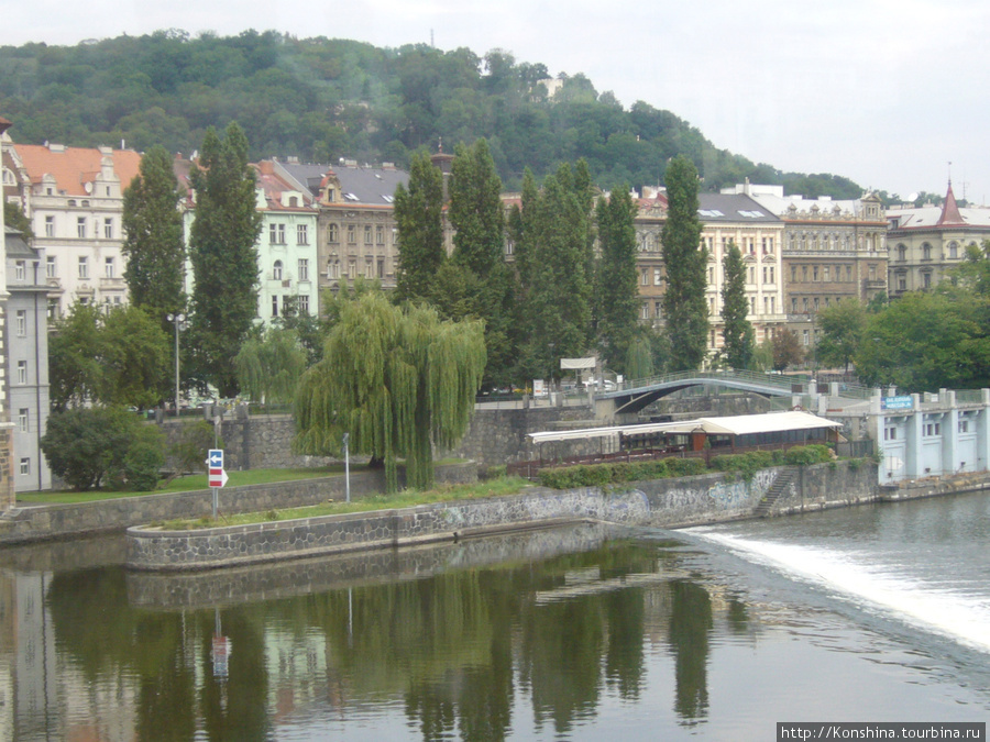 Прага является столицей Чешской республики, расположена на реке Влтаве. В Праге проживает примерно 1.2 миллиона человек. В 1992 исторический центр Праги был включен в список Мест Мирового Наследия ЮНЕСКО. Прага, Чехия