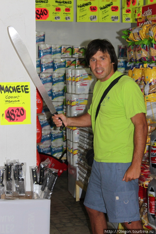 Граница с Гватемалой близка, мачете продаются в обычных магазинах среди продуктов, цена около 5 долларов Эмилиано Сапата, Мексика