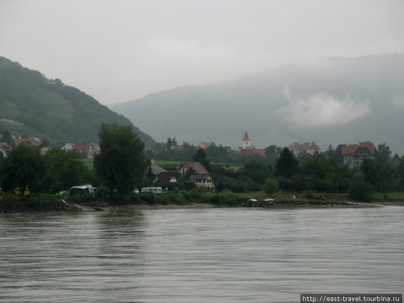 Вид на деревню на противоположном берегу реки Дюрнштайн, Австрия