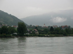 Вид на деревню на противоположном берегу реки