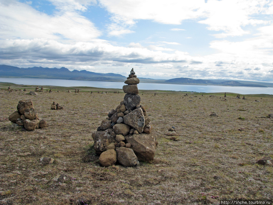 Первый съезд для фотопаузы примерно в 2 км от Пингвеллира на высоком плато с видом на озеро. Традиционно, туристы составляют пирамиды из камней. Тингвеллир Национальный парк, Исландия
