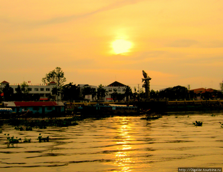 Тяудок — со стороны реки виднеется какой-то монумент в виде дельфина, а может, большой рыбы, которую когда-либо ловили местные рыбаки Тяудок, Вьетнам