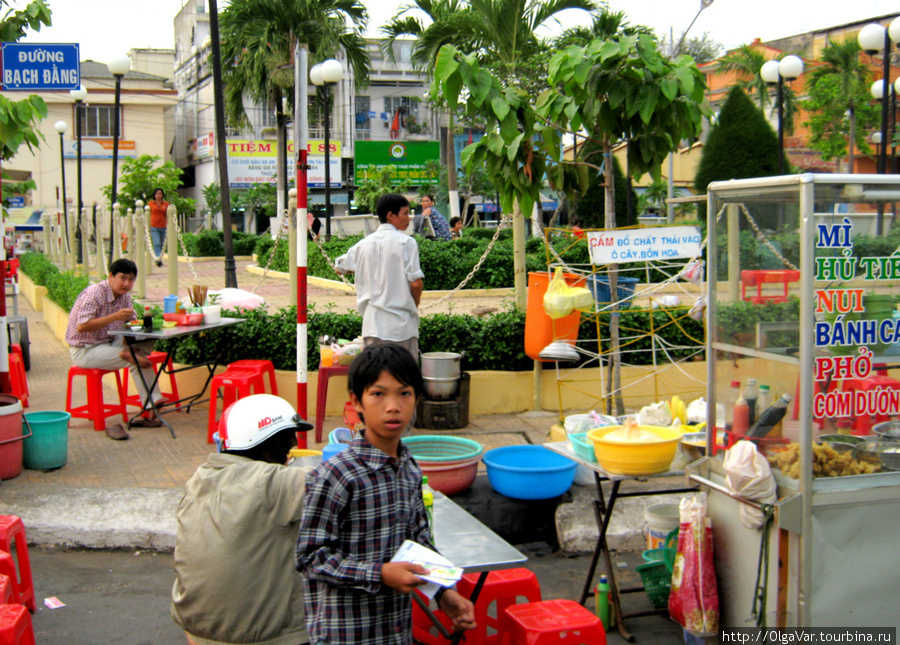 Проблем с питанием в городе нет, но наши  скрупулёзно выбирали подходящую забегаловку, боясь чего-то, ведь здесь питаются только местные жители Тяудок, Вьетнам