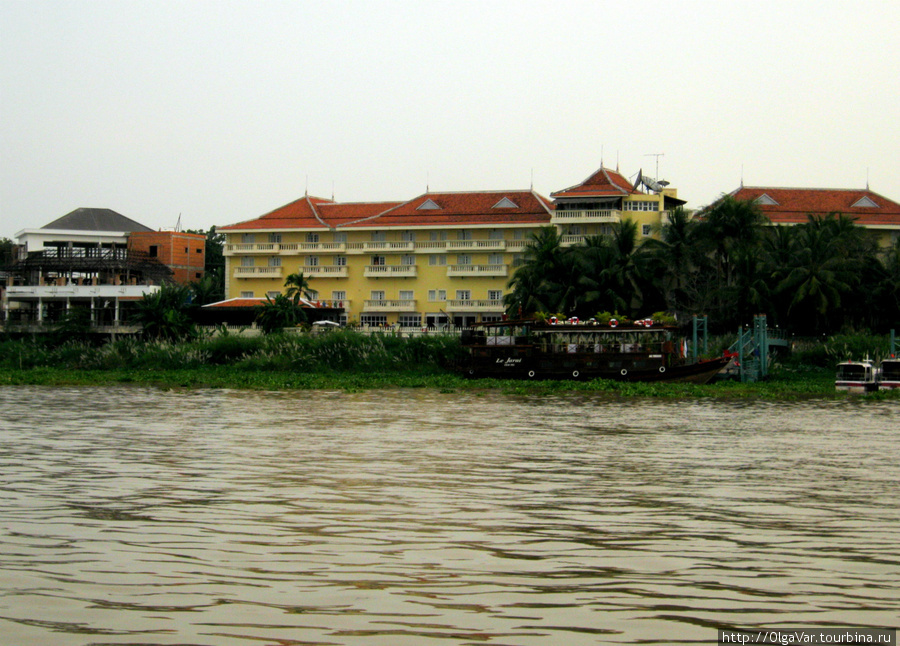 На набережной встречаются и привычные дома, но очень редко Тяудок, Вьетнам