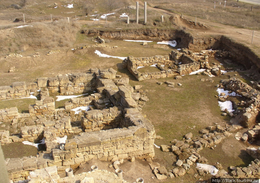 Древности Черного холма Саки, Россия