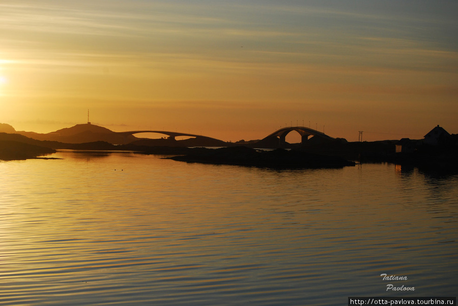 Те же мосты, но с другого ракурса. Июньская ночь, примерно 2 ч. Острова Лофотен, Норвегия