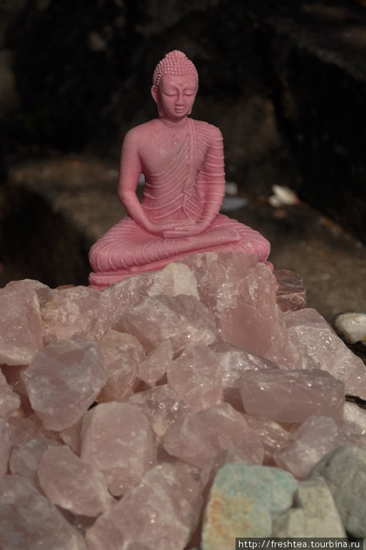А эта фигурка Будды медитирующего не из храма Дамбуллы — с прилавка торговца кристаллами розового кварца на пути к верхнему храму комплекса. Из чего она вырезана, выяснить мне так и не удалось. Зато этот небольшой по размерам образ на вершине из розового кварца показался мне каким-то особым. Дамбулла, Шри-Ланка