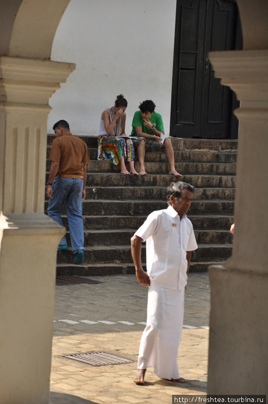 Во дворе монастыря: на ступенях  лестницы сразу за входными воротами в самый раз перевести дух, перебрать впечатления — их порой слишком много, чтобы снести эту ношу вниз, возвращаясь в суету будней. Дамбулла, Шри-Ланка