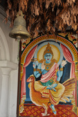 Любопытный факт: небольшой храм у входа в Девараджалену, 1-ый старейший храм буддиского монастыря устроен в честь... индуистского бога Вишну.
На стене в галерее храма — одна из главных  фигур в божественном пантеоне индуизма, верхом на павлине, символе терпимости и стойкости.
Обычно на этой птице ездит верховный бог Брахма, иногда богиня Лакшми, а также весьма почитаемый на острове бог Сканда, сын Шивы и Парвати.  А вот с телом синего цвета чаще всего изображают Кришну (его имя на санскрите означает именно темный или синий, в эпосе Древней Индии кожа Кришны описывается с уточнением цвета голубых облаков».

К слову, в буддизме Кришну  считают прошлым воплощением одного из самых близких учеников Будды — Шарипутры (правая рука Учителя).

Под потолком видны пучки кхомбы, или маргосы — листья этого деревья
широко применяются в Аюрведе, традиционной ланкийской косметике и для очищения воздуха в помещениях (подобно чабрецу в славянской традиции накануне праздника Святой Троицы).