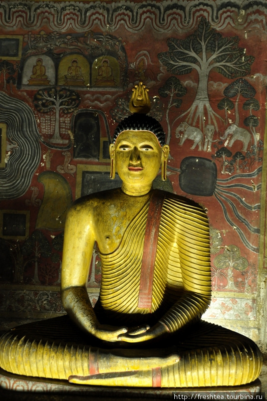 Медитирующий Будда — образ Учителя в 3-ем храме монастыря, на фоне древних настенных росписей -сюжеты из жизни Будды и истории его учения. Дамбулла, Шри-Ланка