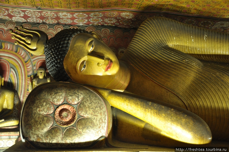 Спящий Будда в 3-ем храме Дамбуллы — Маха Алут Вихарая. Дамбулла, Шри-Ланка