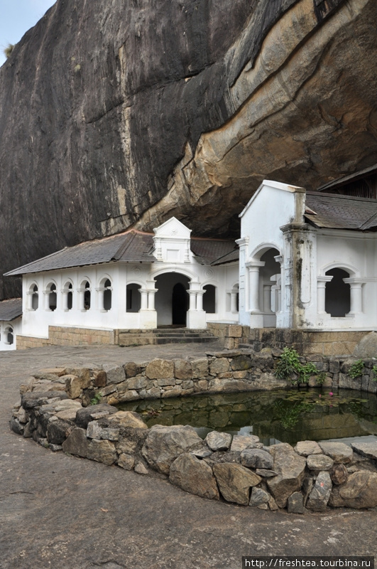 Здесь хорошо видно каменный массив, под которыми в свое время нашли убежище первые монахи, удалившиеся сюда для уединенных молитв. Дамбулла, Шри-Ланка