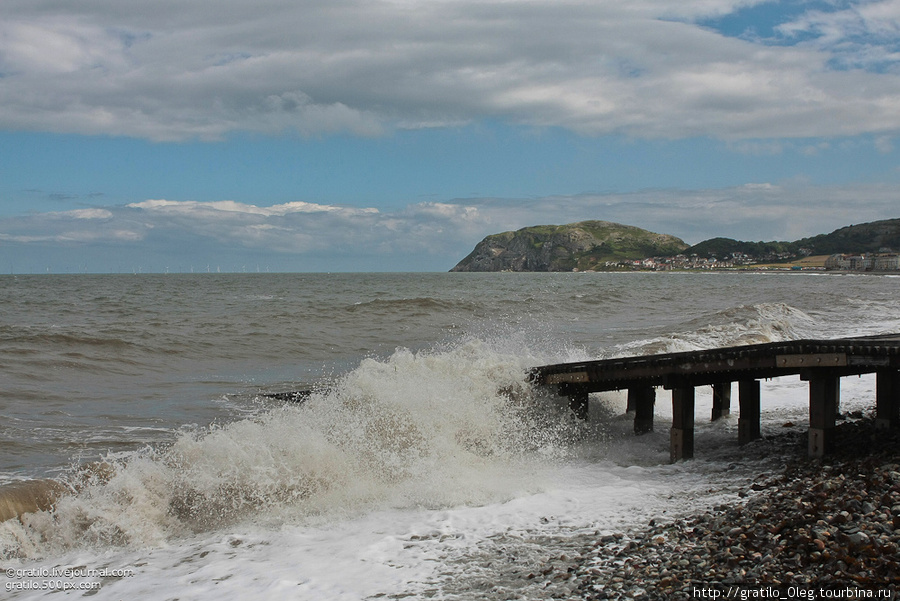 с моря дул сильный ветер, выбрасывая на берег много водорослей, пахло солью от летящих брызг Лландудно, Великобритания