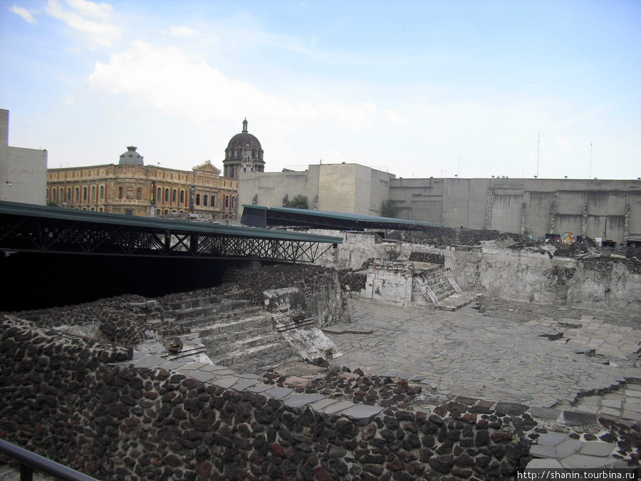 На руинах Темпло Майор в Мехико Мехико, Мексика